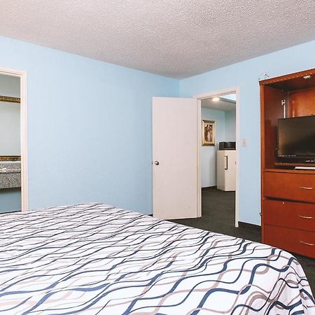 Sky-Palace Inn & Suites Wichita East Екстериор снимка