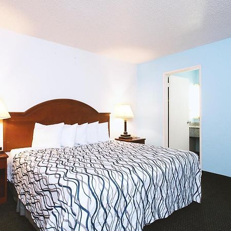 Sky-Palace Inn & Suites Wichita East Екстериор снимка