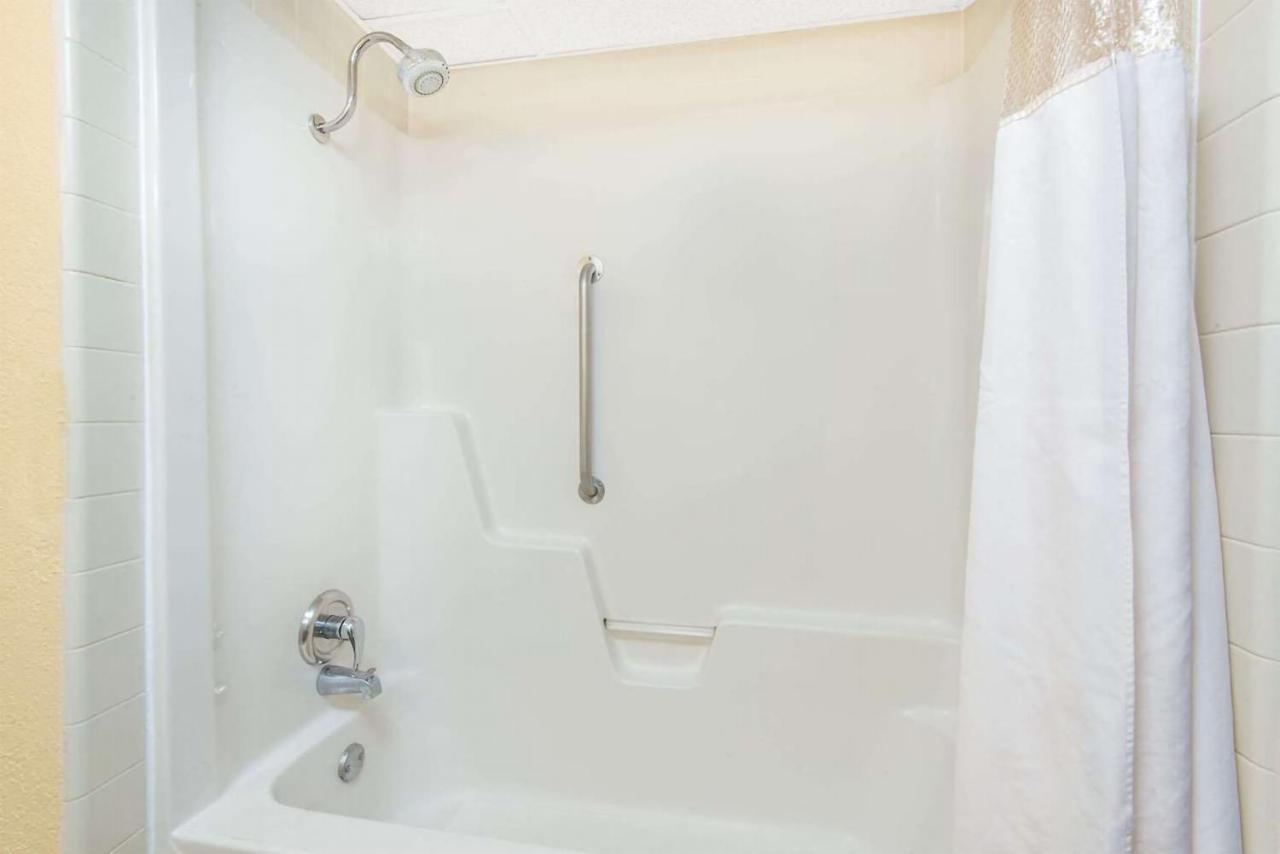 Sky-Palace Inn & Suites Wichita East Екстериор снимка