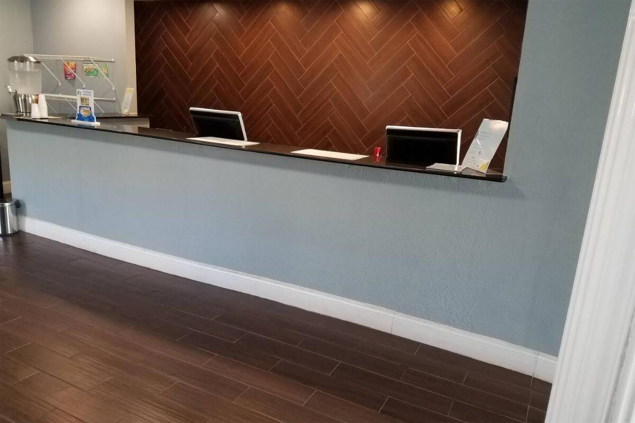 Sky-Palace Inn & Suites Wichita East Екстериор снимка