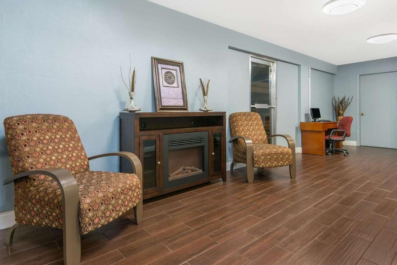 Sky-Palace Inn & Suites Wichita East Екстериор снимка