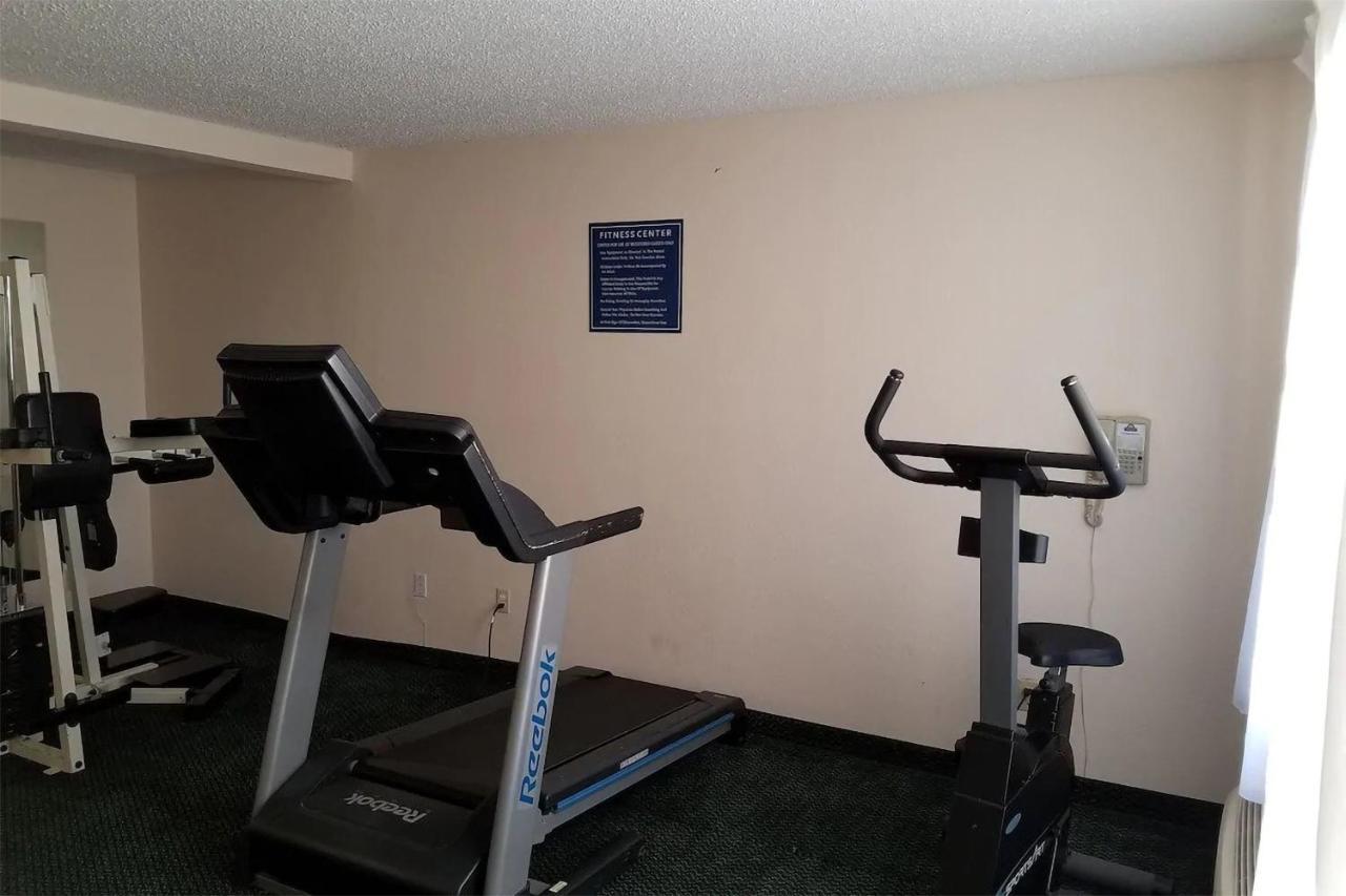 Sky-Palace Inn & Suites Wichita East Екстериор снимка