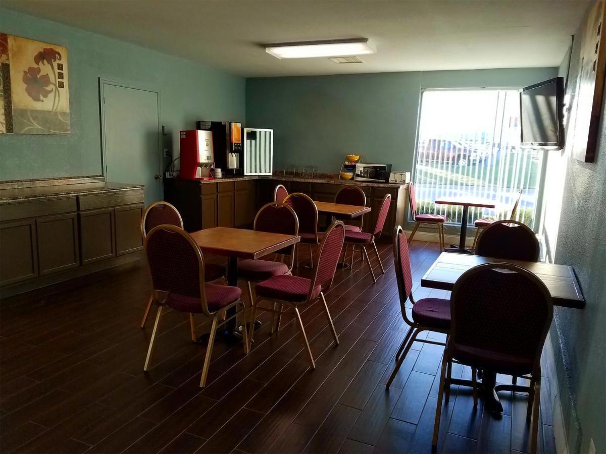 Sky-Palace Inn & Suites Wichita East Екстериор снимка