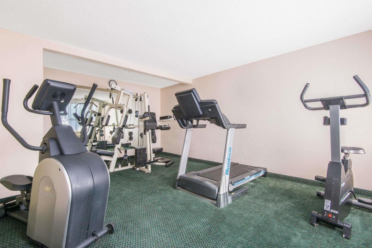 Sky-Palace Inn & Suites Wichita East Екстериор снимка