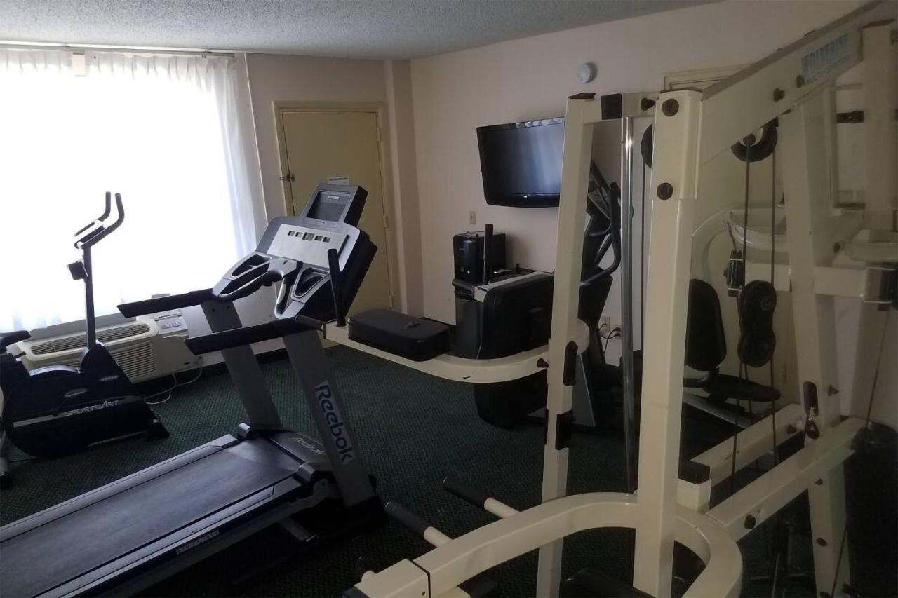 Sky-Palace Inn & Suites Wichita East Екстериор снимка