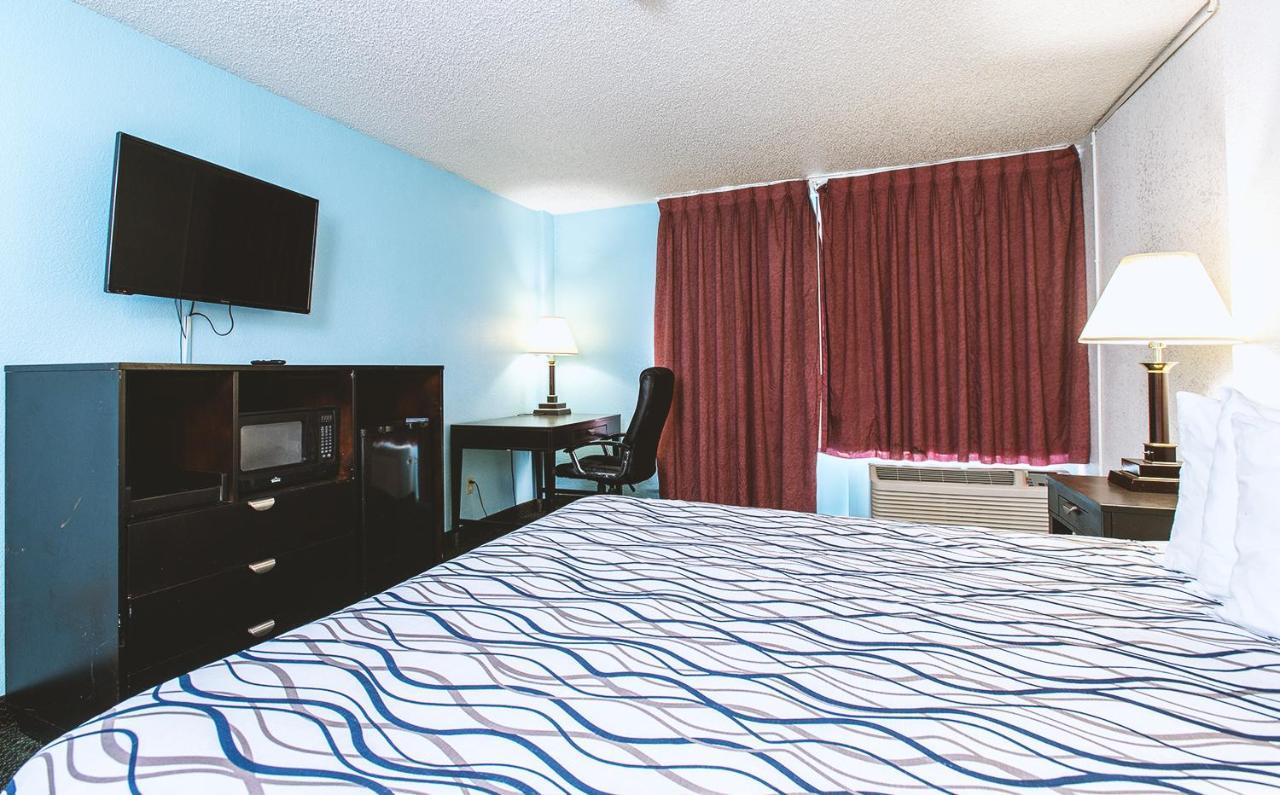 Sky-Palace Inn & Suites Wichita East Екстериор снимка