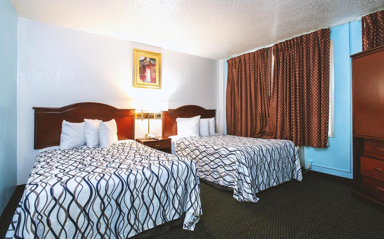 Sky-Palace Inn & Suites Wichita East Екстериор снимка