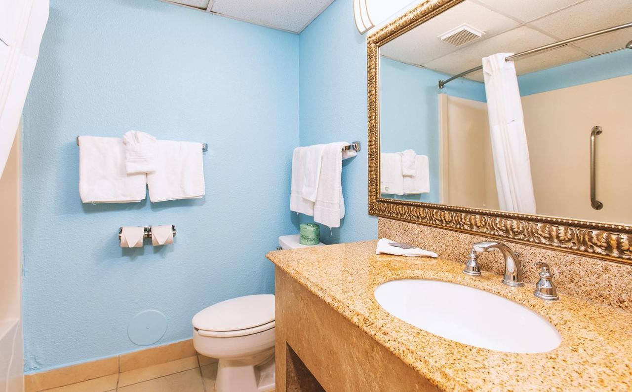Sky-Palace Inn & Suites Wichita East Екстериор снимка
