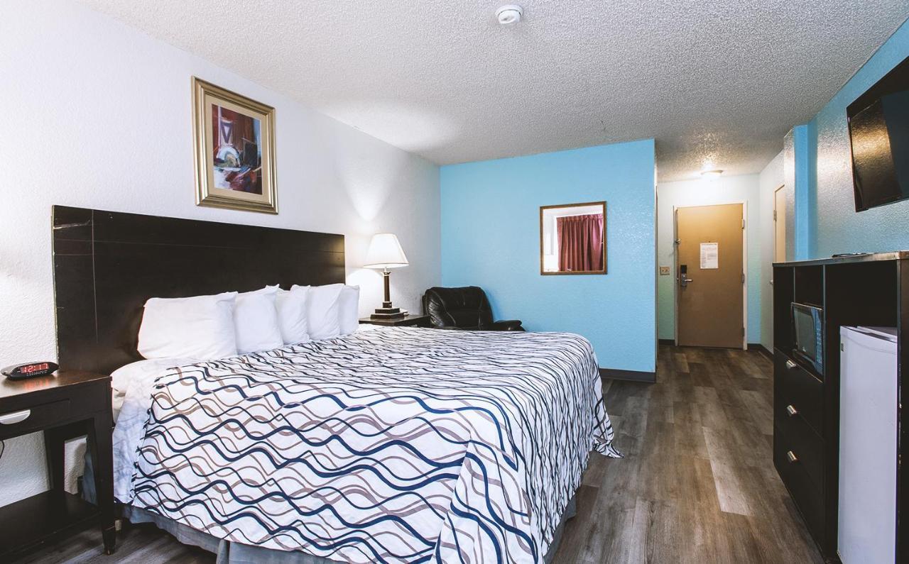 Sky-Palace Inn & Suites Wichita East Екстериор снимка