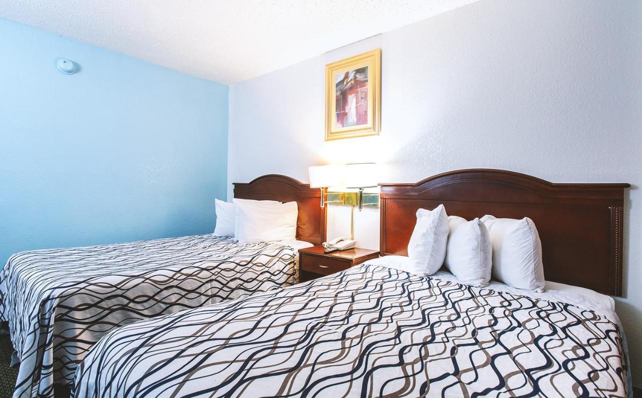 Sky-Palace Inn & Suites Wichita East Екстериор снимка
