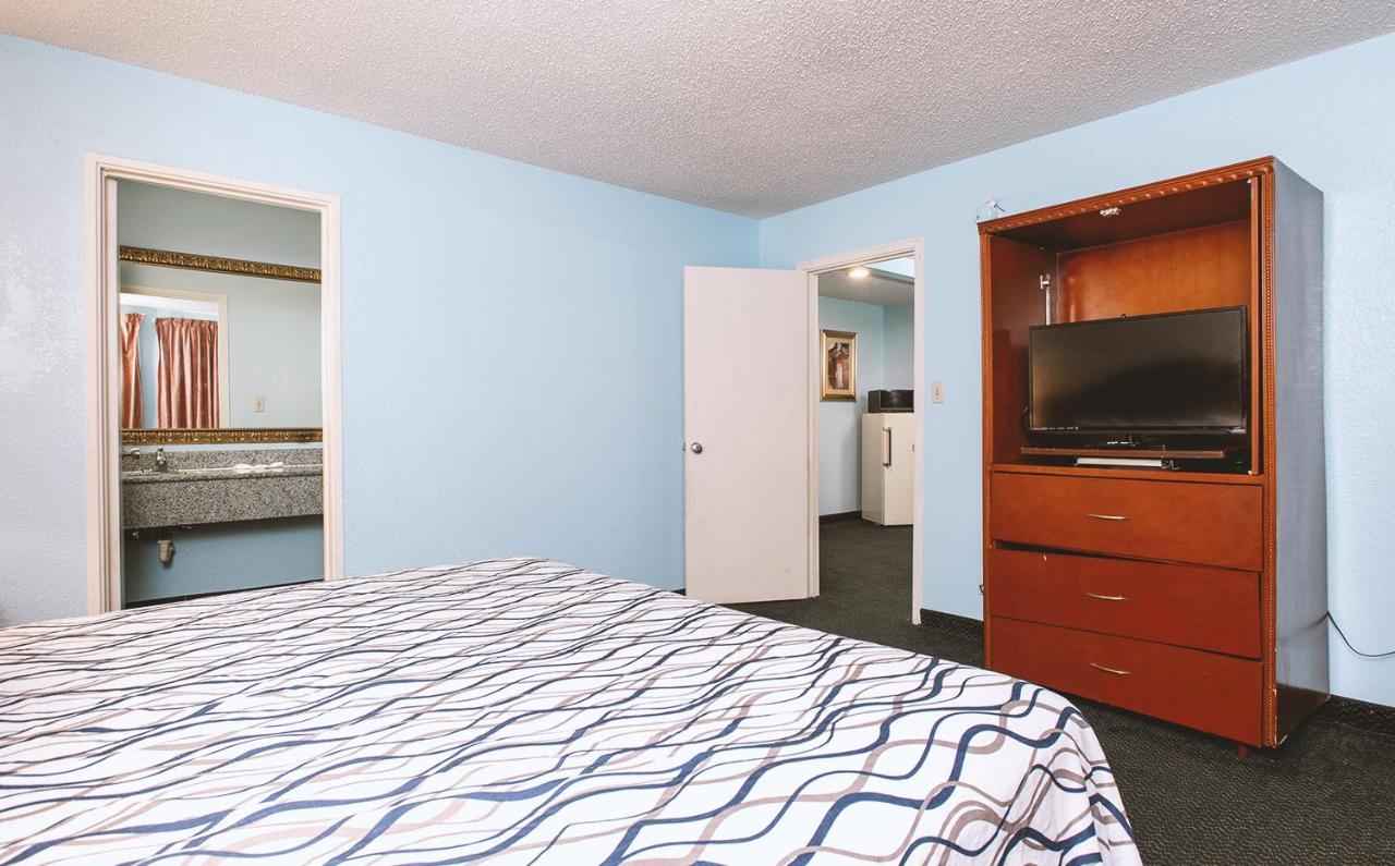 Sky-Palace Inn & Suites Wichita East Екстериор снимка