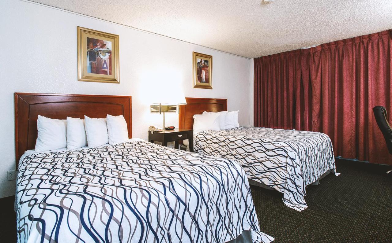Sky-Palace Inn & Suites Wichita East Екстериор снимка
