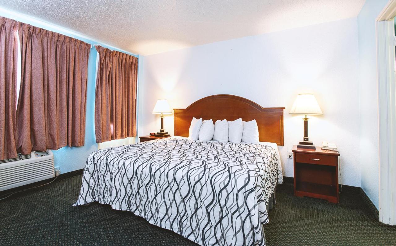 Sky-Palace Inn & Suites Wichita East Екстериор снимка