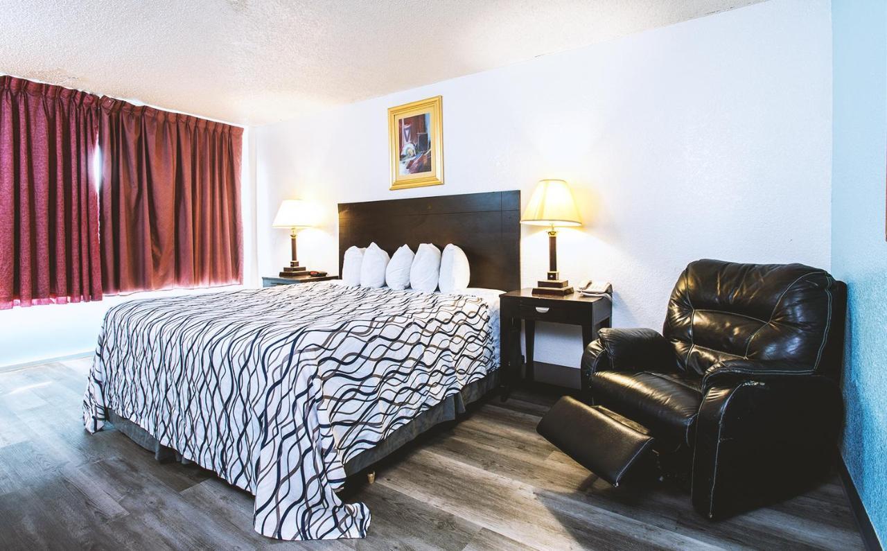 Sky-Palace Inn & Suites Wichita East Екстериор снимка