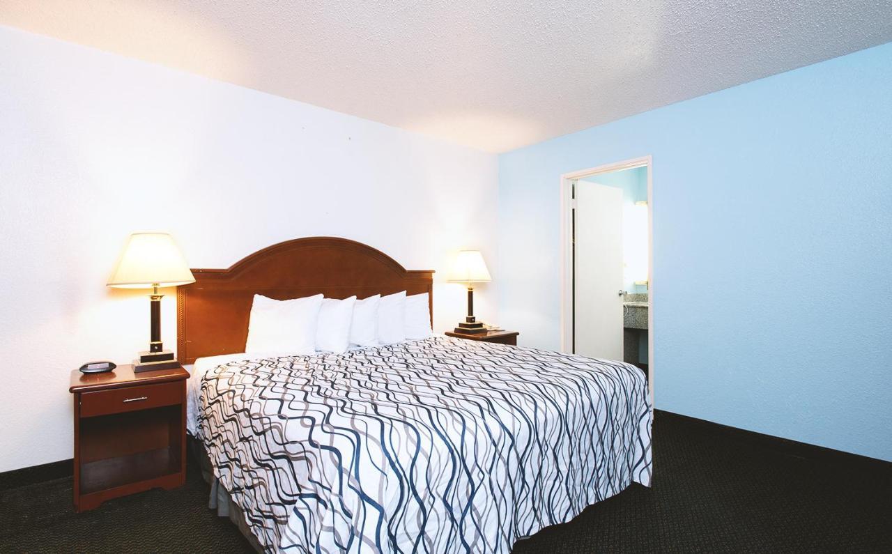 Sky-Palace Inn & Suites Wichita East Екстериор снимка