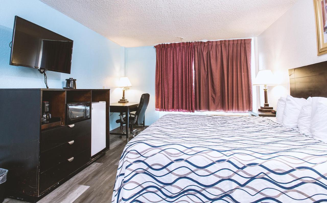 Sky-Palace Inn & Suites Wichita East Екстериор снимка